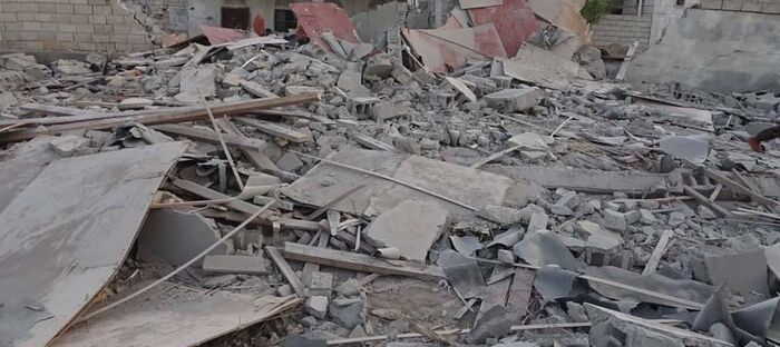 الحوثيون يقصفون مديرية الحوك بالصواريخ البالستية للمرة الثالثة