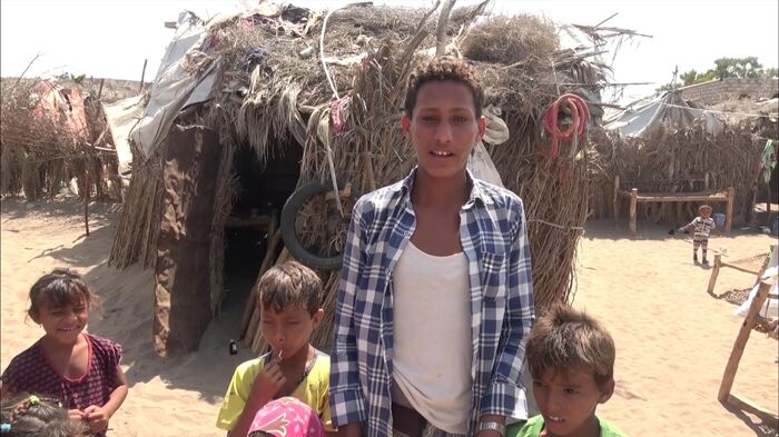 القصف الحوثي يشرد عائلة عبده سعيد من الجبلية بعد أن فقدوا 5 منهم