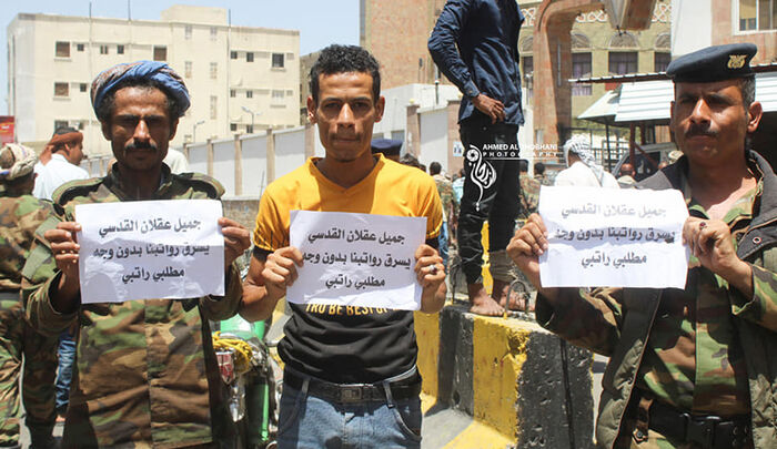 قيادات أمنية إخوانية في تعز «تنهب» رواتب الجنود (تفاصيل)