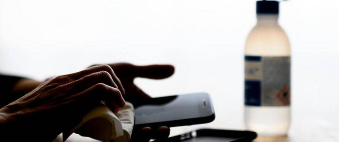 كيف تعقم تلفونك من كورونا دون إتلافه؟