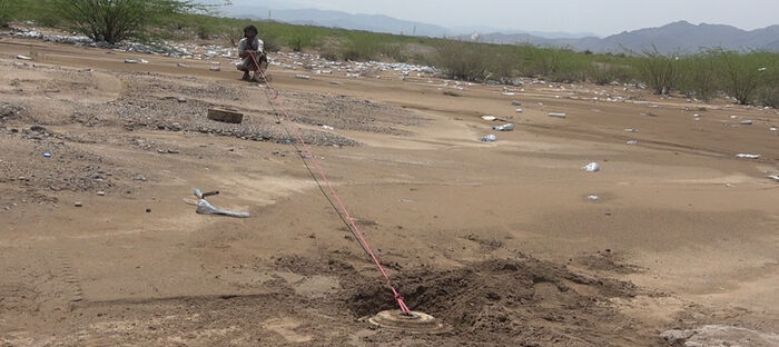 القوات المشتركة تفكك ألغام حوثية جرفتها السيول في حيس