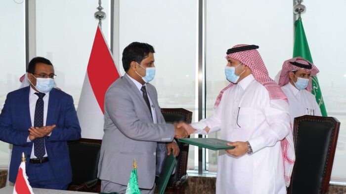 لجنة إشرافية حكومية تبدأ في تبيديد المنحة النفطية السعودية وتخصص لفريقها 72 ألف دولار