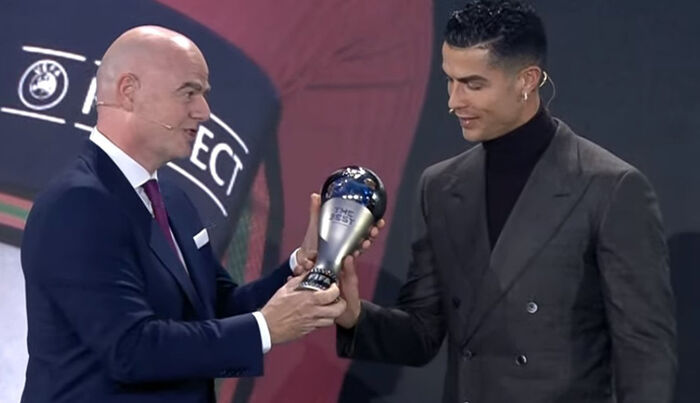 «فيفا» يكافئ رونالدو على إنجازه الفريد في 2021