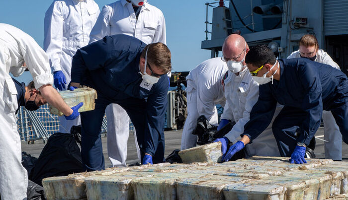 البحرية البريطانية تعلن ضبط شحنة مخدرات في خليج عمان كانت بطريقها إلى الحوثيين