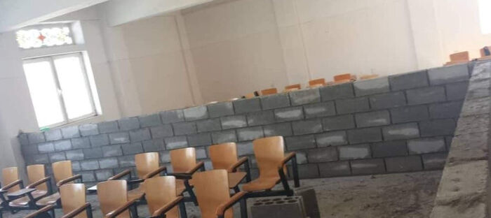 جدران أسمنتيه حوثية للفصل بين طالبات وطلاب الجامعات تيمنًا بداعش