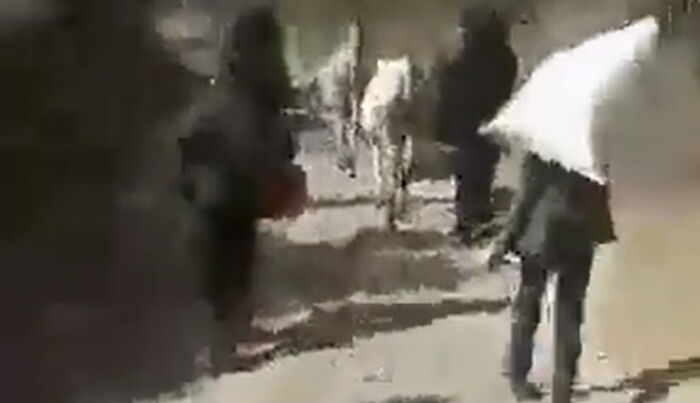 قيادي حوثي يٌهجّر مدرس تربوي وأسرته من منزلهم في حزم العدين بمحافظة إب (فيديو)