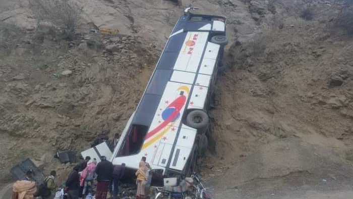 وفاة امرأة ومسن وإصابة نحو 40 راكبا بحادث سير على طريق بديل بين تعز وعدن