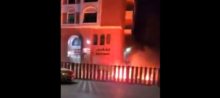 اندلاع حريق كبير في سوق سوداء للمشتقات النفطية في أحد الشوارع بصنعاء (فيديو)