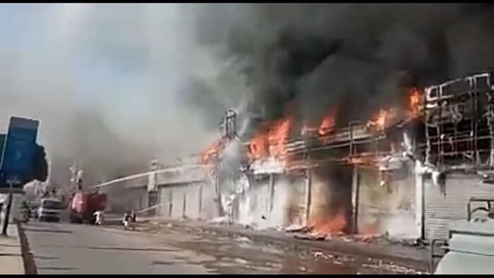 حريق هائل يلتهم احد اكبر المراكز التجارية بصنعاء (فيديو)