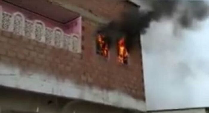 قصف حوثي يشعل حريقًا في منزل مواطن بمدينة حيس