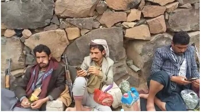 مليشيا الحوثي تداهم منزل معلم في ذمار وتحاصر أسرته