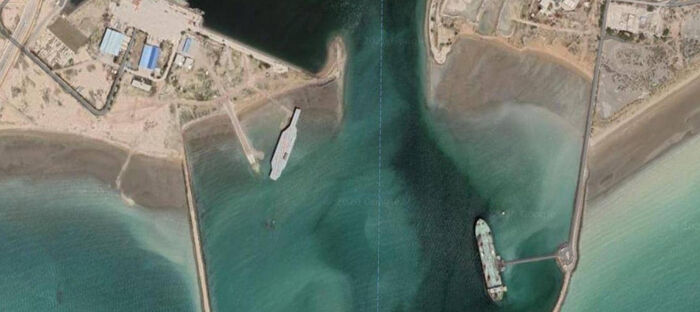 لماذا تصنع إيران حاملة وهمية للطائرات؟