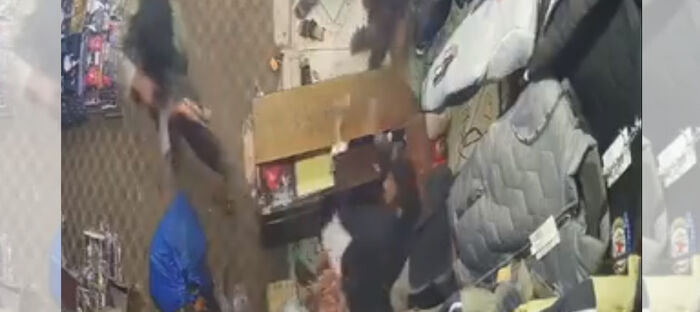 بالصوت والصورة.. حوثيون يسرقون محل تجاري بالقوة شاهد