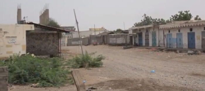 نزوح جماعي لأهالي حي في التحيتا بسبب قصف الحوثي (فيديو)