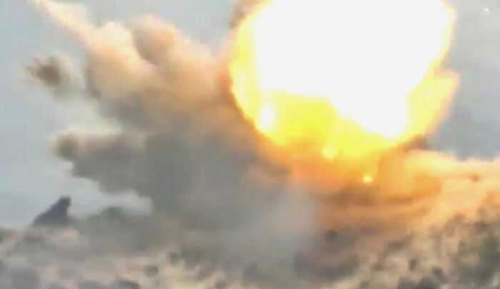 القوات المشتركة تدك أهدافًا ثابتة للمليشيا الحوثية في أطراف مقبنة وجبل راس