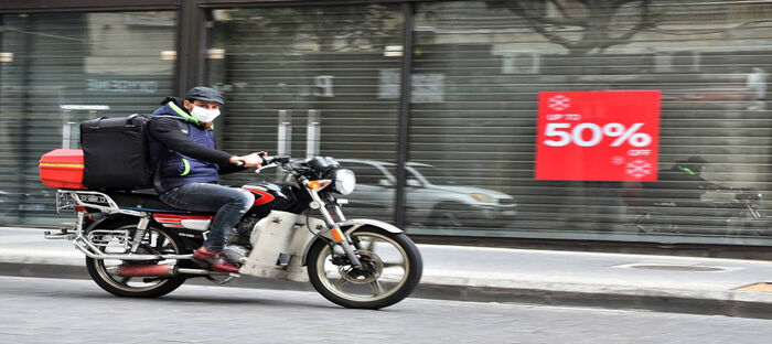 شباب الدليفري.. "جيش بلا لقب" في معركة كورونا
