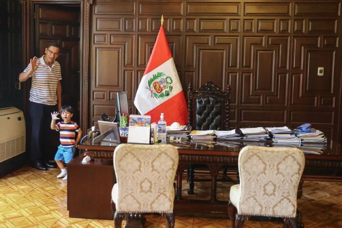 برلمان البيرو يعزل الرئيس ويدخل البلاد في أزمة سياسية جديدة