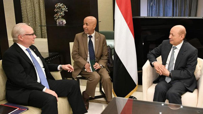 العليمي يدعو إلى مضاعفة الضغوط الأمريكية لدفع المليشيا الالتزام ببنود بالهدنة