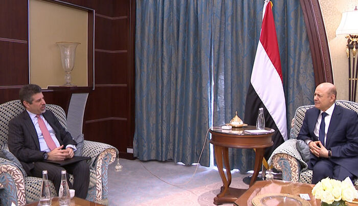 العليمي يشيد باعتراض المزيد من شحنات الاسلحة الايرانية المهربة للحوثيين