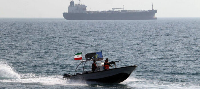 أميركا تهدد بإغراق سفن إيرانية.. وطهران تتوعد برد "ساحق"