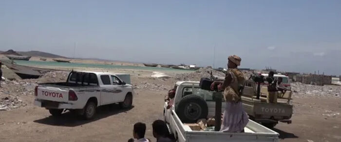 منع قارب يحمل يمنيين وأفارقة من النزول في ساحل السقية