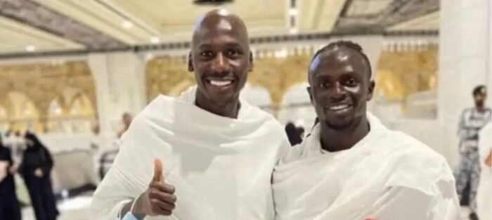 ساديو ماني يؤدي الحج لأول مرة