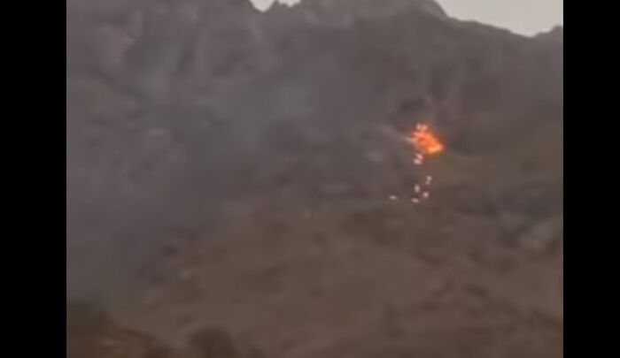 صاعقة رعدية تشعل النيران في جبل بالسعودية (فيديو)