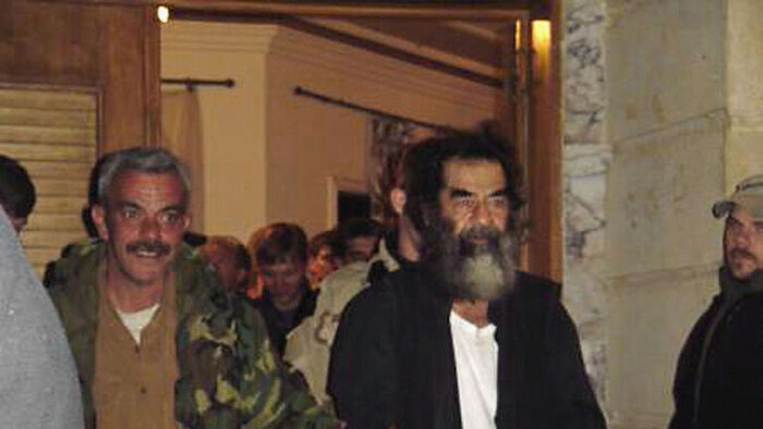 صدام حسين كشف عميل الـFBI في ثوانِ وقال له: لا أثق بشخص يحمل لحية مثل بن لادن