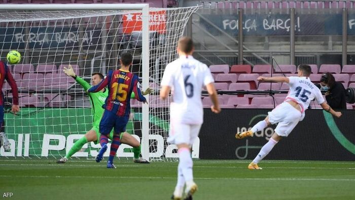 ريال مدريد يحرج برشلونة في عقر داره ويتصدر "الليغا"