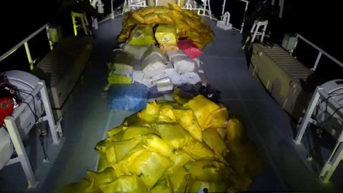 البحرية الأمريكية تصادر شحنة مخدرات إيرانية كبيرة في خليج عمان كانت بطريقها إلى الحوثي