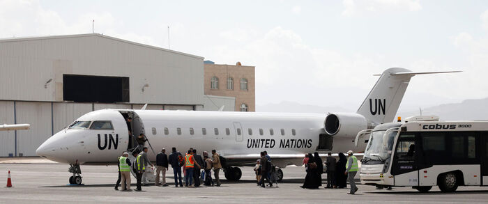 طائرات الأمم المتحدة تتحول إلى «جسر جوي حوثي»