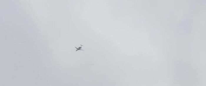 بالفيديو.. هبوط طائرة مدنية مجهولة في مطار صنعاء رغم قرار المنع