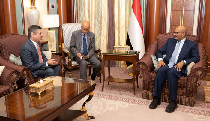 طارق صالح: السلام يجب أن يفضي إلى رفع المعاناة عن أبناء الشعب في مختلف المحافظات