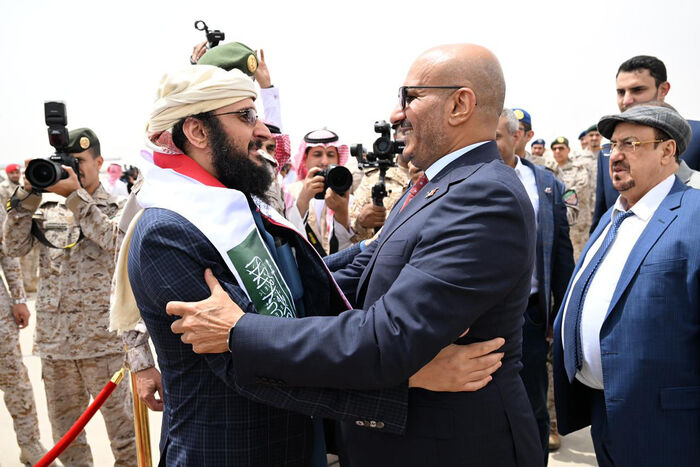 العميد طارق صالح عقب استقباله شقيقه ونجله: عهدا علينا أن تحيا الجمهورية سلما أو حربا