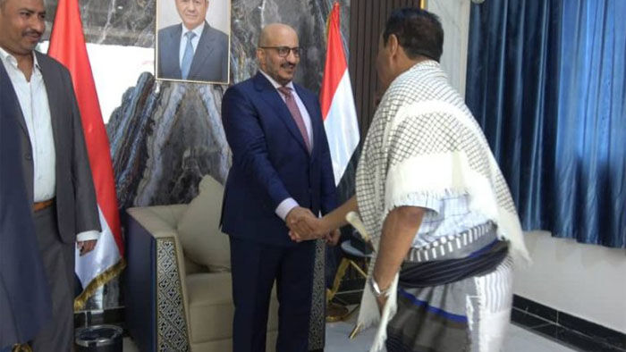 طارق صالح يؤكد أهمية دعم حضور الدولة ومؤسساتها في مديريات الساحل الغربي