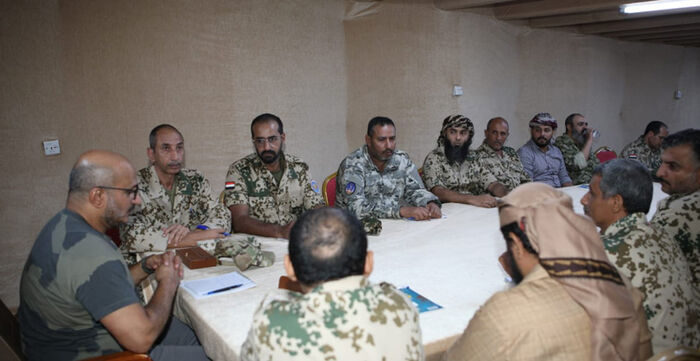 طارق صالح يلتقي قيادات ألوية محور حيس ويوجه برفع الجاهزية القتالية (فيديو)