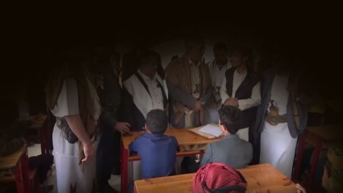 طفل يفاجئ مدير منطقة تعليمية حوثي: العدو هو عبدالملك الحوثي