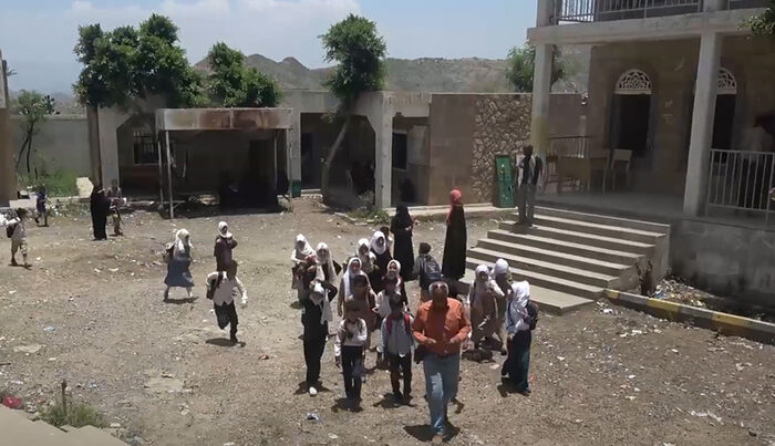 «الإرهابية» تستهدف مدرسة بتعز وتقتل طالب وتصيب اربعة آخرين