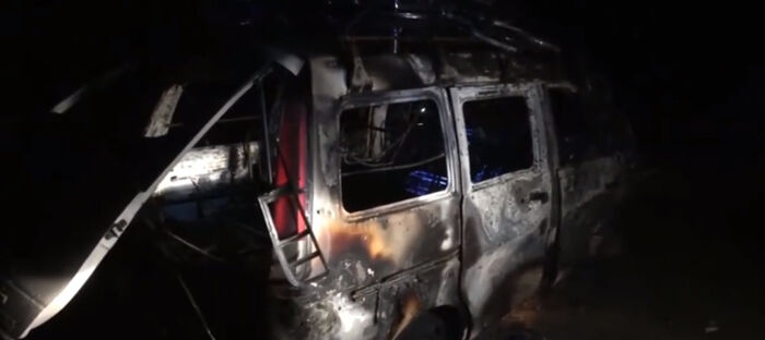 شاهد بالفيديو.. عبوة حوثية بحافلة تحرق 10 أشخاص