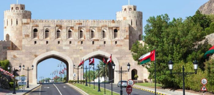 سلطنة عمان ترفع إغلاق مسقط وتعيد الموظفين لمقرات العمل
