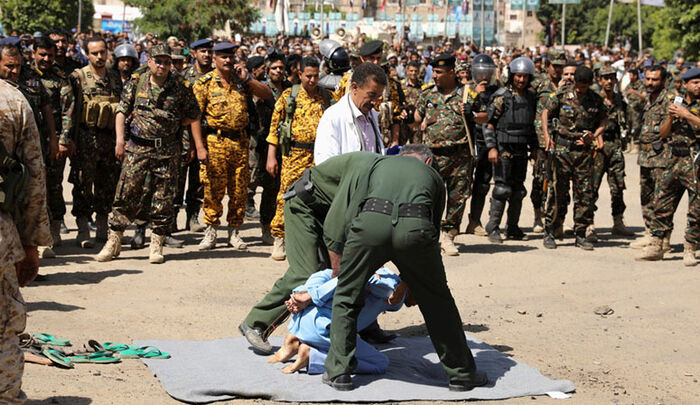 الحوثي يلاحق أهالي شهداء تهامة ويطالبهم بإخلاء منازلهم ودفع 3 مليون ريال (تفاصيل)