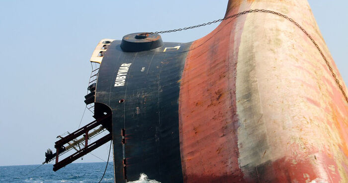 الحوثيون يغرقون السفينة الثالثة في البحر الأحمر..  قتلى حوثيين في اشتباكات دامية على متن السفينة الغارقة