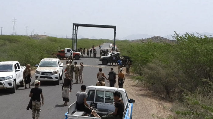 القوات المشتركة تحقق إصابات مباشرة في مواقع حوثية استهدفت قرى آهلة بالسكان