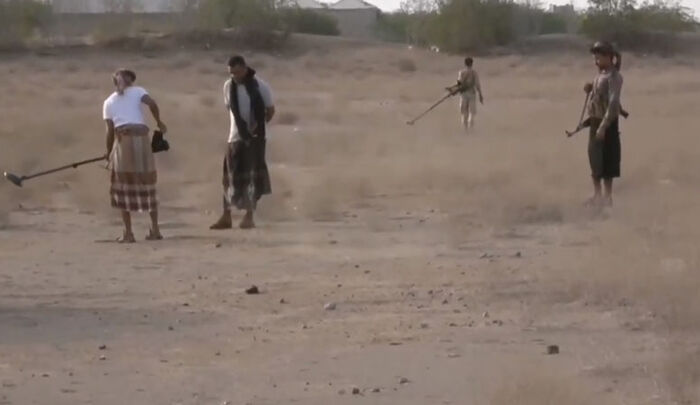 تفكيك شبكة ألغام حوثية بالقرب من مطاحن البحر الأحمر بالحديدة (فيديو)