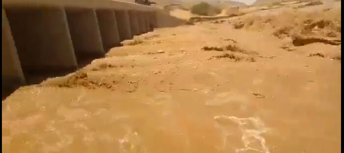 قتلى بينهم أطفال بسبب فيضان سد مأرب.. وتحذيرات من كارثة في عدن