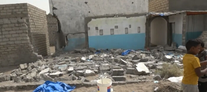 قذيفة حوثية تحول منزل عريس إلى ركام في الحديدة (فيديو)