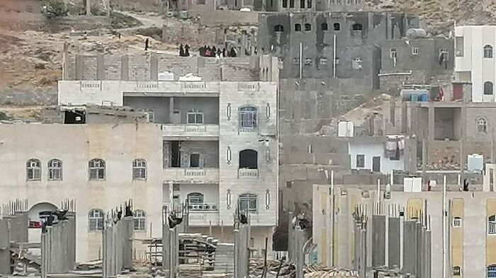 إصابة طفلتين شقيقتين بقصف حوثي على حي سكني في تعز