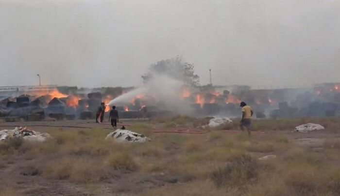 قصف مدفعي حوثي يتسبب بحريق في مجمع إخوان ثابت التجاري والصناعي بالحديدة (فيديو)