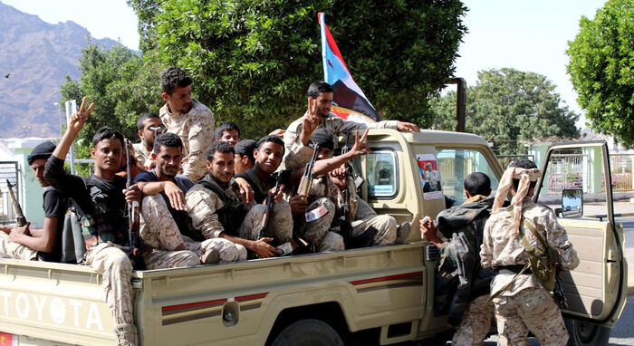 «الانتقالي» يهدد بنسف اتفاق الرياض