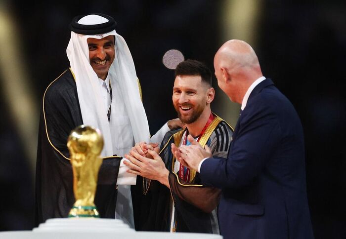 الأرجنتين تتوج بلقب كأس العالم لكرة القدم بعد فوزها على فرنسا بركلات الحظ